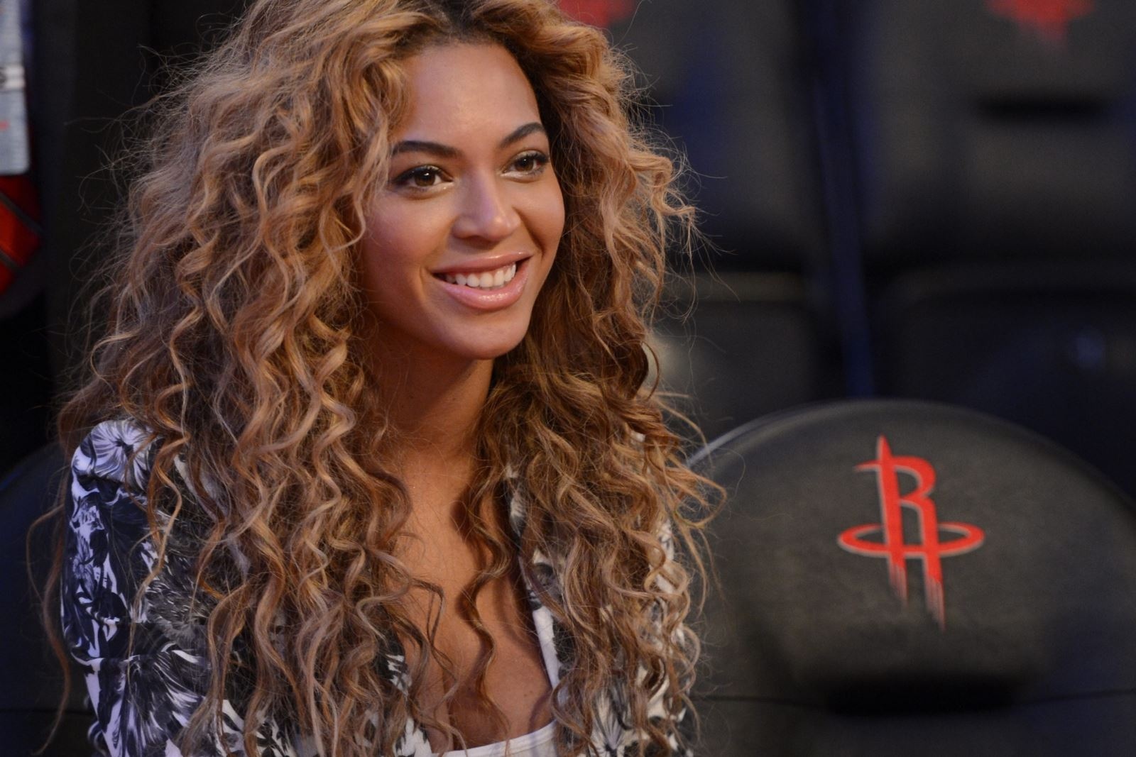 Певицата Бионсе предизвика спекулации че подготвя нов музикален проект след